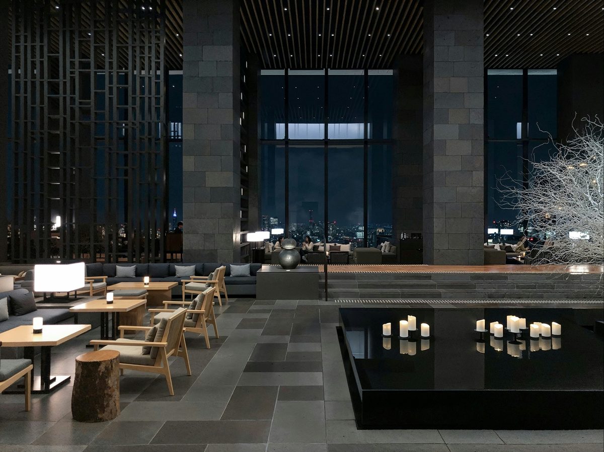 A hotel lobby with acoustic design for a calm arrival experience